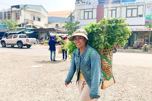 Độc đáo những 'cửa hàng' rau di động của phụ nữ Ba Na 2 Độc đáo những 'cửa hàng' rau di động của phụ nữ Ba Na 2