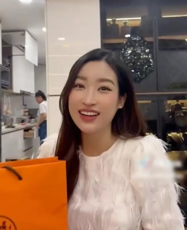 Bà trùm Phạm Kim Dung tung clip để lộ gương mặt tăng cân của Đỗ Mỹ Linh Bà trùm Phạm Kim Dung tung clip để lộ gương mặt tăng cân của Đỗ Mỹ Linh