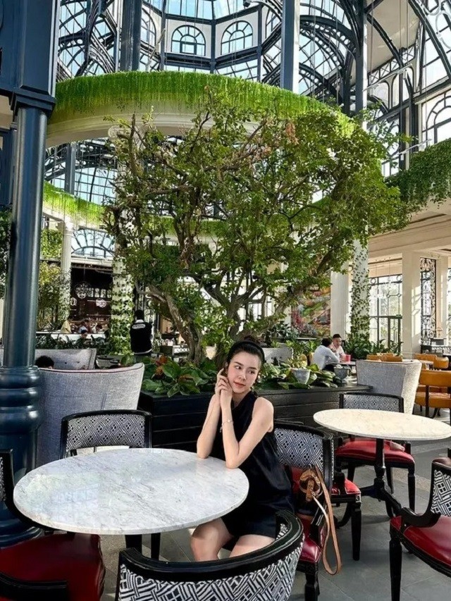 Hoa hậu Đỗ Mỹ Linh bị tung clip vô tình lộ dấu hiệu chuẩn mẹ bầu - Ảnh 2 Hoa hậu Đỗ Mỹ Linh bị tung clip vô tình lộ dấu hiệu chuẩn mẹ bầu - Ảnh 2