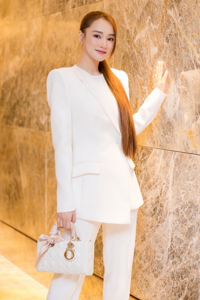 Nữ ca sĩ chọn trang phục khéo che chắn vòng hai Nữ ca sĩ chọn trang phục khéo che chắn vòng hai
