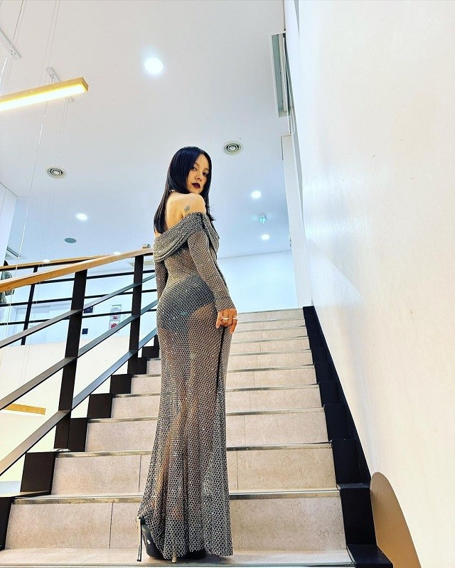 Lee Hyori 'nổi loạn' tuổi 44 với mốt xuyên thấu, CDM liên tưởng Engfa Waraha - Ảnh 1 Lee Hyori 'nổi loạn' tuổi 44 với mốt xuyên thấu, CDM liên tưởng Engfa Waraha - Ảnh 1