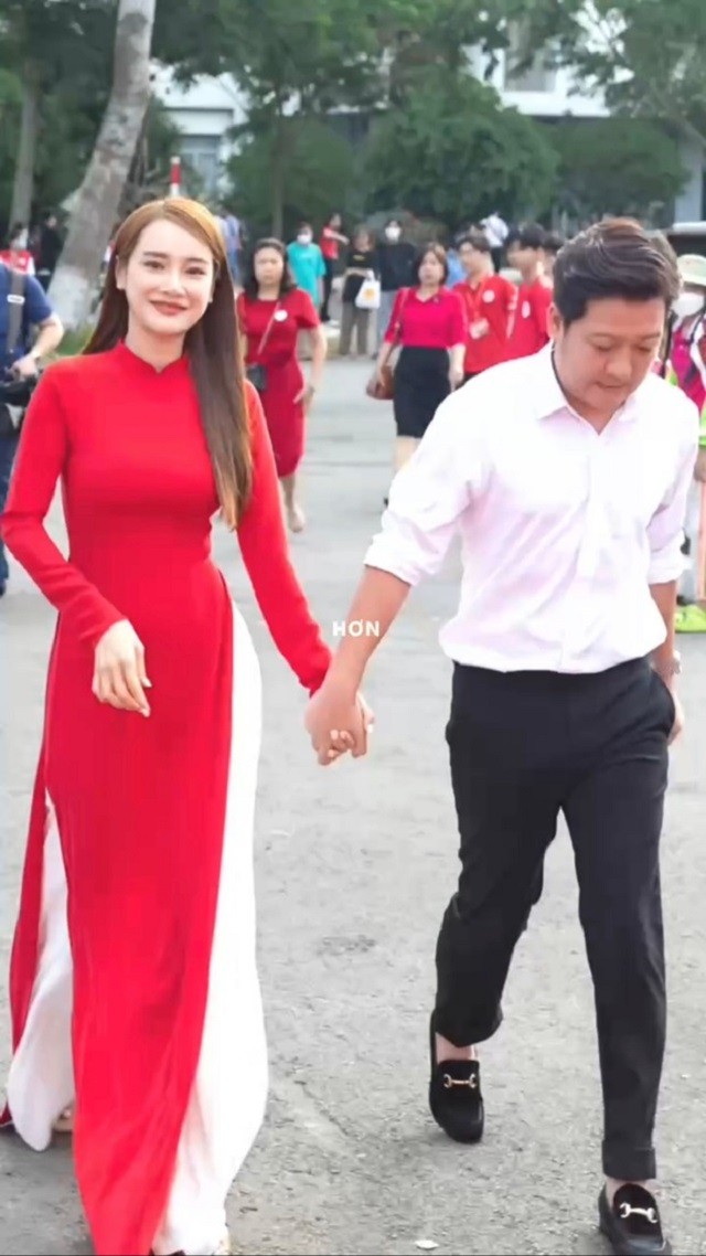 Nhã Phương sánh đôi Trường Giang lần đầu lộ diện sau thông báo mang bầu lần 2: Nhan sắc ngỡ ngàng - Ảnh 1 Nhã Phương sánh đôi Trường Giang lần đầu lộ diện sau thông báo mang bầu lần 2: Nhan sắc ngỡ ngàng - Ảnh 1