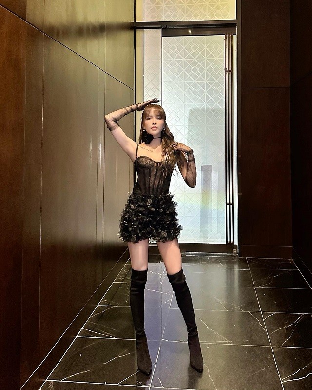Nữ ca sĩ khoe body như búp bê đời thực Nữ ca sĩ khoe body như búp bê đời thực