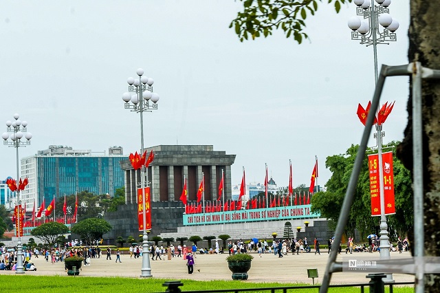 Khu vực Quảng trường Ba Đình, Lăng Chủ tịch Hồ Chí Minh được trang trí cờ hoa rực rỡ.