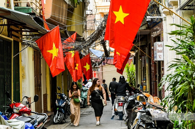 Hà Nội rực sắc cờ hoa chào mừng ngày 30/4 – 1/5 - Ảnh 1