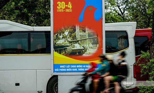 Kỷ niệm 48 năm Ngày giải phóng miền Nam, thống nhất đất nước, người dân Hà Nội nói riêng và cả nước nói chung thêm tự hào về dân tộc Việt Nam anh hùng, truyền thống đoàn kết và tinh thần quyết tâm bảo vệ toàn vẹn lãnh thổ thiêng liêng của Tổ quốc.