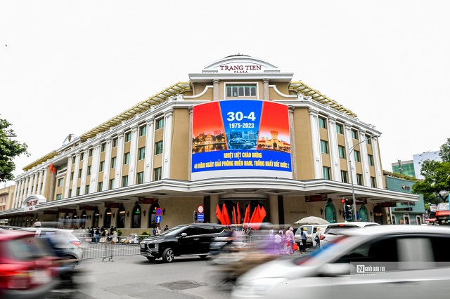 Tấm biển bằng đèn led tại Tràng Tiền Plaza chào mừng ngày lễ 30/4 - 1/5.