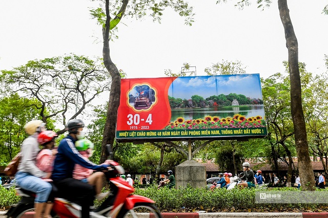 Đường Lê Hồng Phong cũng được căng nhiều áp phích cỡ lớn.