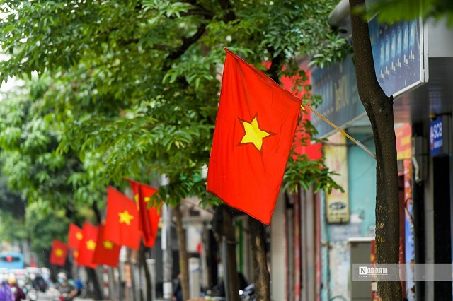 Kỷ niệm 48 năm Ngày giải phóng miền Nam, thống nhất đất nước, người dân Hà Nội nói riêng và cả nước nói chung thêm tự hào về dân tộc Việt Nam anh hùng, truyền thống đoàn kết và tinh thần quyết tâm bảo vệ toàn vẹn lãnh thổ thiêng liêng của Tổ quốc.