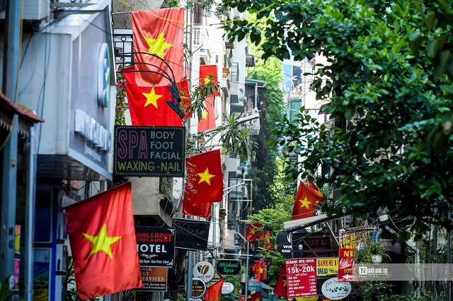 Cờ Tổ quốc xuất hiện trong những con ngõ nhỏ tại Thủ đô.