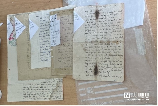 Rồi những lá thư đó đã không còn được tiếp tục gửi về hậu phương bởi anh đã ngã xuống trên đường ra trận. Những lá thư của anh được chị Xíu cất giữ như báu vật. Chị Síu đồng ý trao lại 136 bức thư của liệt sĩ Nguyễn Anh Mậu cho bảo tàng. Và câu chuyện tình yêu của anh chị đã trở thành câu chuyện cảm động tại phòng trưng bày di vật liệt sĩ Bảo tàng quân khu 4.