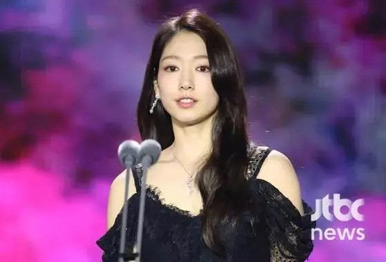 Park Shin Hye hiếm hoi xuất hiện sau sinh, vóc dáng mẹ một con gây chú ý 1 Park Shin Hye hiếm hoi xuất hiện sau sinh, vóc dáng mẹ một con gây chú ý 1