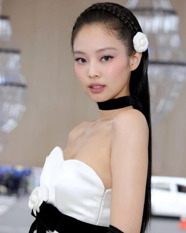 Đẳng cấp nhan sắc của Song Hye Kyo thể hiện nét căng qua ảnh chụp cùng Jennie 5 Đẳng cấp nhan sắc của Song Hye Kyo thể hiện nét căng qua ảnh chụp cùng Jennie 5