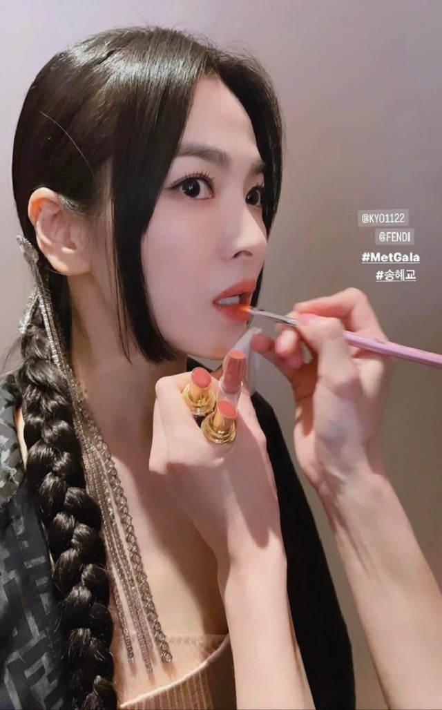 Đẳng cấp nhan sắc của Song Hye Kyo thể hiện nét căng qua ảnh chụp cùng Jennie 2 Đẳng cấp nhan sắc của Song Hye Kyo thể hiện nét căng qua ảnh chụp cùng Jennie 2