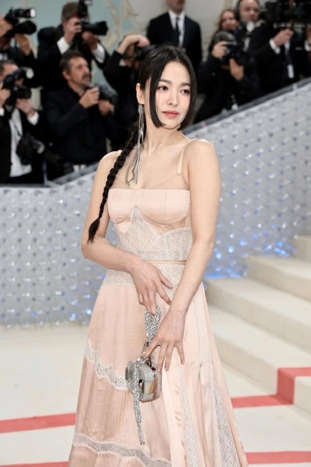Đẳng cấp nhan sắc của Song Hye Kyo thể hiện nét căng qua ảnh chụp cùng Jennie 3 Đẳng cấp nhan sắc của Song Hye Kyo thể hiện nét căng qua ảnh chụp cùng Jennie 3