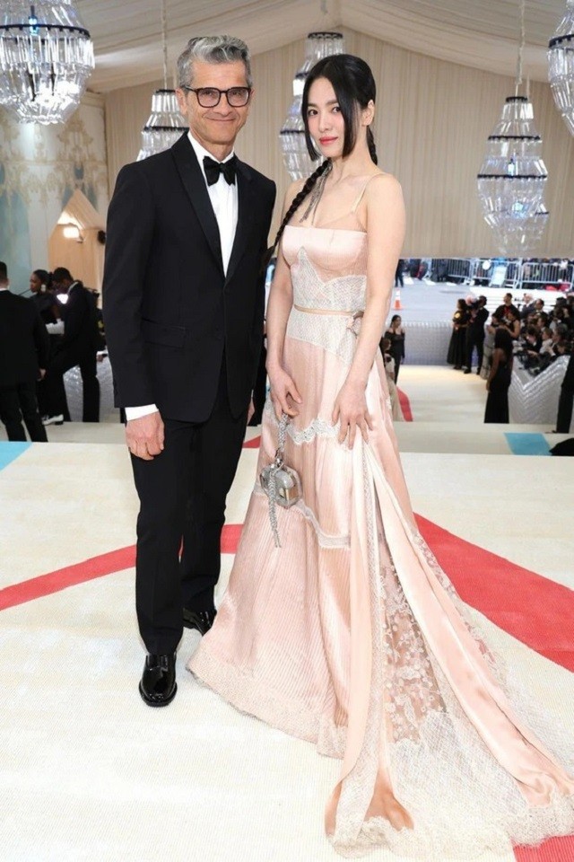 Đẳng cấp nhan sắc của Song Hye Kyo thể hiện nét căng qua ảnh chụp cùng Jennie 4 Đẳng cấp nhan sắc của Song Hye Kyo thể hiện nét căng qua ảnh chụp cùng Jennie 4