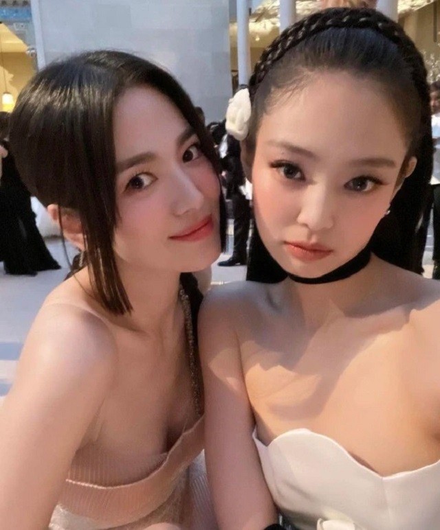 Đẳng cấp nhan sắc của Song Hye Kyo thể hiện nét căng qua ảnh chụp cùng Jennie 1 Đẳng cấp nhan sắc của Song Hye Kyo thể hiện nét căng qua ảnh chụp cùng Jennie 1