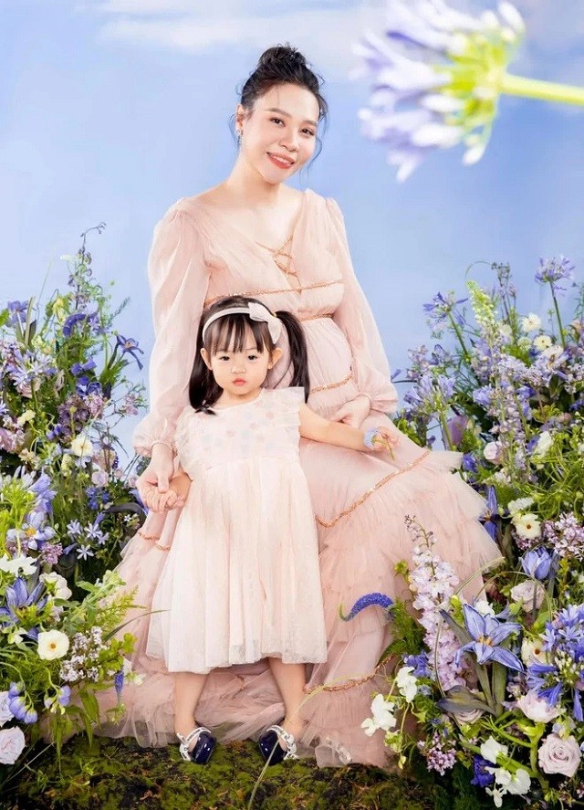 Đàm Thu Trang được chồng chiều như bà hoàng khi mang bầu lần 2 - Ảnh 1 Đàm Thu Trang được chồng chiều như bà hoàng khi mang bầu lần 2 - Ảnh 1