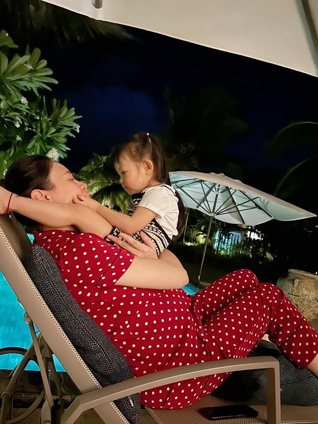 Đàm Thu Trang được chồng chiều như bà hoàng khi mang bầu lần 2 - Ảnh 3 Đàm Thu Trang được chồng chiều như bà hoàng khi mang bầu lần 2 - Ảnh 3