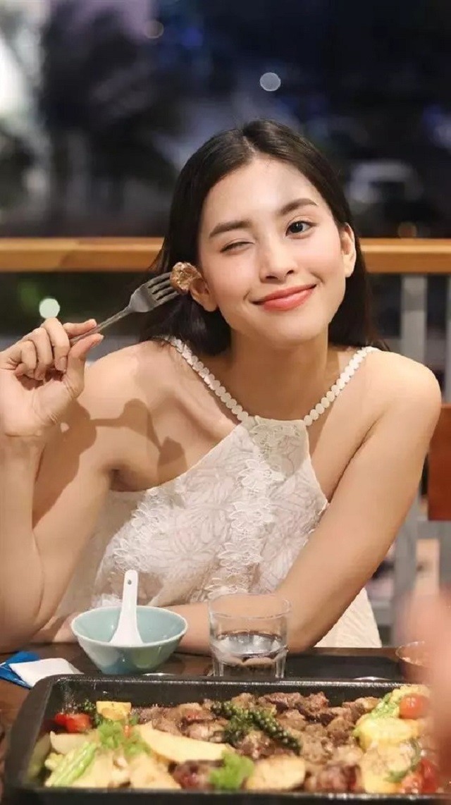 Khoảnh khắc Hoa hậu Tiểu Vy bật khóc nức nở trong ô tô được chia sẻ rầm rộ - Ảnh 2 Khoảnh khắc Hoa hậu Tiểu Vy bật khóc nức nở trong ô tô được chia sẻ rầm rộ - Ảnh 2