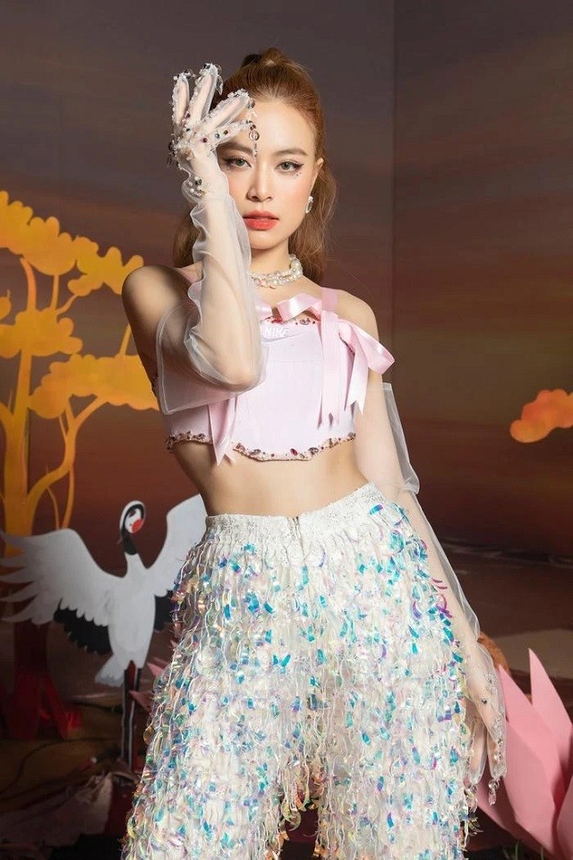 Nam ca sĩ Trung Quốc tiếp tục đưa 'See Tình' của Hoàng Thùy Linh lên một tầm cao mới gây 'bão' mạng 4 Nam ca sĩ Trung Quốc tiếp tục đưa 'See Tình' của Hoàng Thùy Linh lên một tầm cao mới gây 'bão' mạng 4