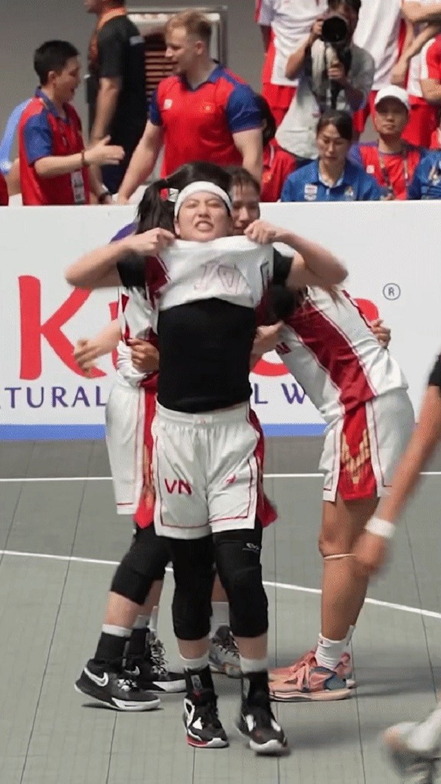 Cặp chị em Trương Twins gây sốt SEA Games 32 với loạt khoảnh khắc vô cùng đáng yêu - Ảnh 1 Cặp chị em Trương Twins gây sốt SEA Games 32 với loạt khoảnh khắc vô cùng đáng yêu - Ảnh 1