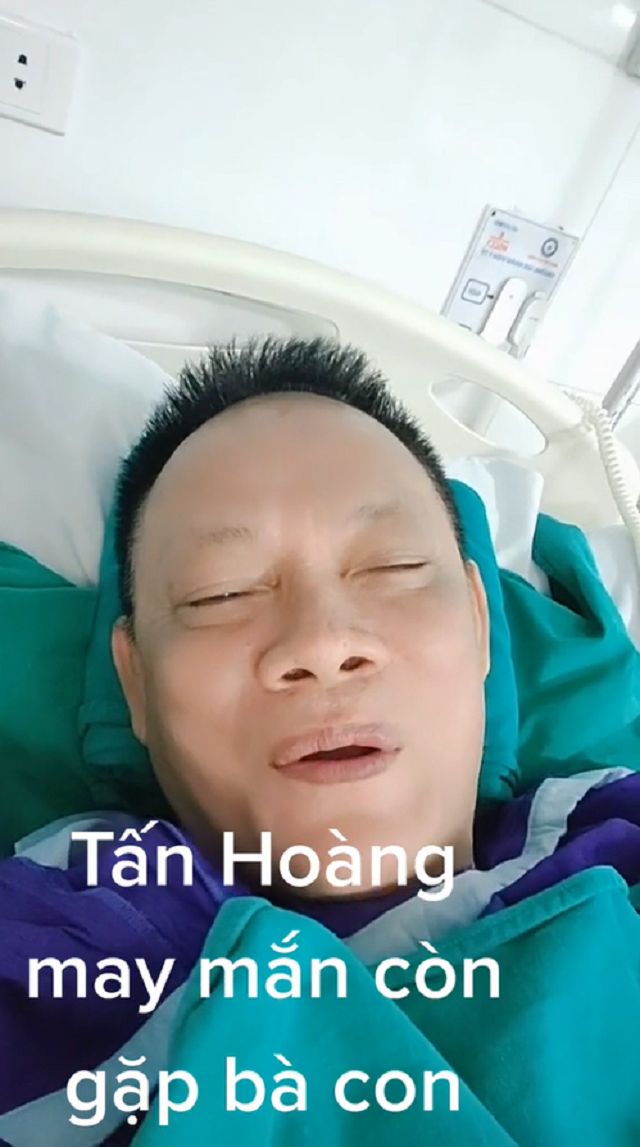 Xót xa NS hài Tấn Hoàng quay video thông báo biến cố sức khỏe nghiêm trọng: 'Tôi may mắn còn gặp bà con!' Xót xa NS hài Tấn Hoàng quay video thông báo biến cố sức khỏe nghiêm trọng: 'Tôi may mắn còn gặp bà con!'