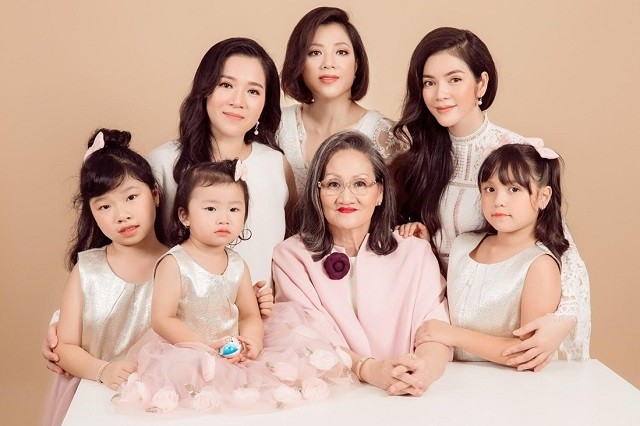 Mẹ đẻ Lý Nhã Kỳ U80 quý phái và giàu có, thời trẻ là trụ cột gia đình - Ảnh 3 Mẹ đẻ Lý Nhã Kỳ U80 quý phái và giàu có, thời trẻ là trụ cột gia đình - Ảnh 3