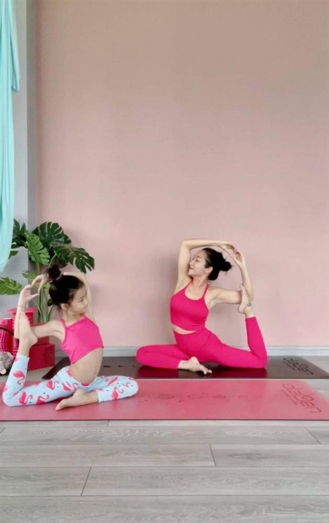 Cô bé theo mẹ tập Yoga từ bé