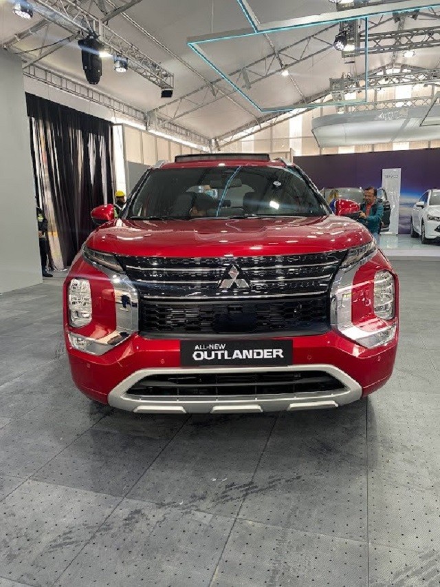 Mitsubishi Outlander 2023 lần đầu lộ diện ở Việt Nam với diện mạo khác xa đời cũ - Ảnh 2 Mitsubishi Outlander 2023 lần đầu lộ diện ở Việt Nam với diện mạo khác xa đời cũ - Ảnh 2