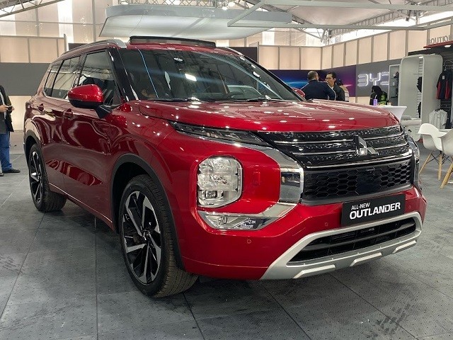 Mitsubishi Outlander 2023 lần đầu lộ diện ở Việt Nam với diện mạo khác xa đời cũ - Ảnh 1 Mitsubishi Outlander 2023 lần đầu lộ diện ở Việt Nam với diện mạo khác xa đời cũ - Ảnh 1