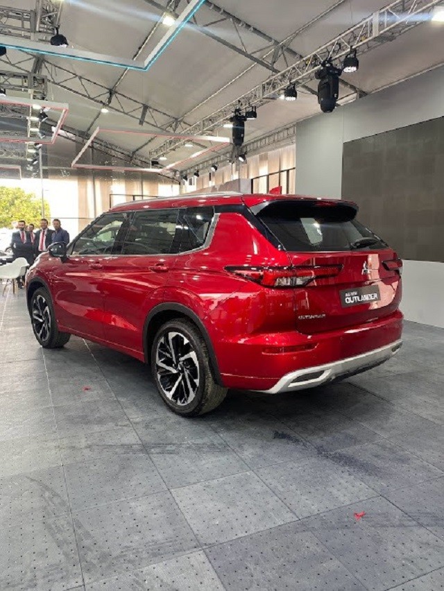 Mitsubishi Outlander 2023 lần đầu lộ diện ở Việt Nam với diện mạo khác xa đời cũ - Ảnh 3 Mitsubishi Outlander 2023 lần đầu lộ diện ở Việt Nam với diện mạo khác xa đời cũ - Ảnh 3