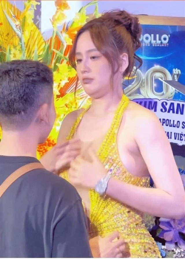 Hình ảnh nàng hậu bị chụp lén Hình ảnh nàng hậu bị chụp lén