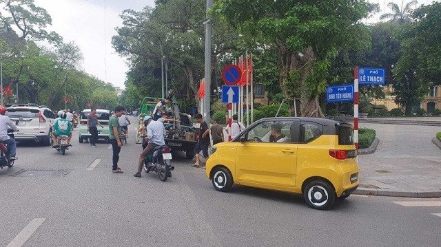 Ô tô điện giá rẻ là đối thủ của VinFast VF3 xuất hiện long lanh trên đường phố Hà Nội Ô tô điện giá rẻ là đối thủ của VinFast VF3 xuất hiện long lanh trên đường phố Hà Nội