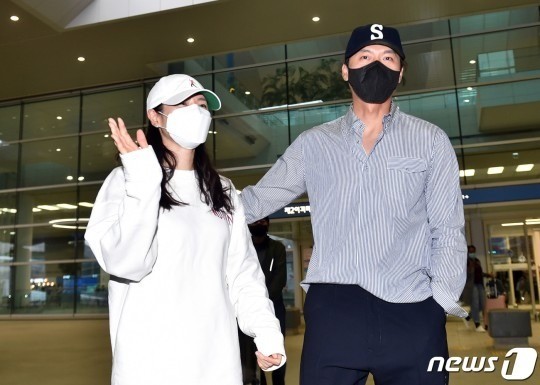 Sướng như hàng xóm nhà Hyun Bin - Son Ye Jin, được tài từ sang tận nhà biếu quà - Ảnh 1 Sướng như hàng xóm nhà Hyun Bin - Son Ye Jin, được tài từ sang tận nhà biếu quà - Ảnh 1