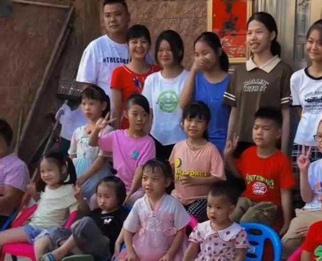 Con cháu sum vầy là niềm hạnh phúc của ông bà Con cháu sum vầy là niềm hạnh phúc của ông bà