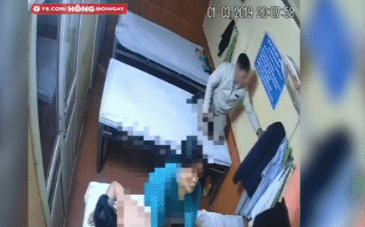 Phẫn nộ người đàn ông dở trò xấu khi vào phòng người mù tẩm quất