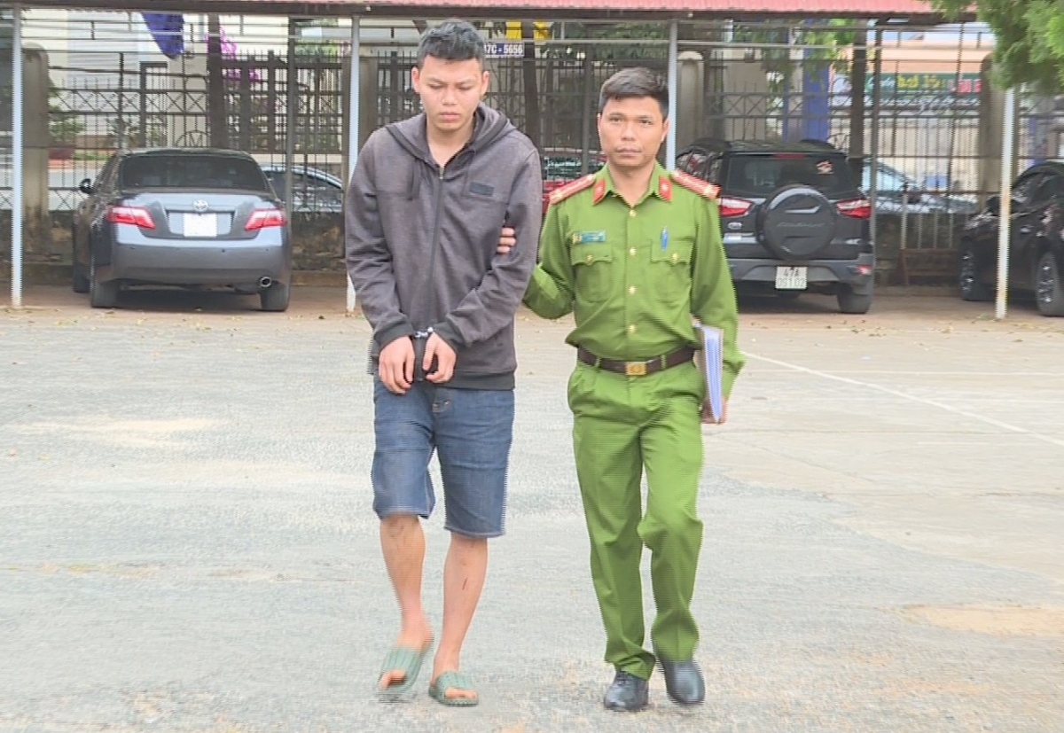 Đối tượng tấn công lực lượng chức năng. Ảnh VTC