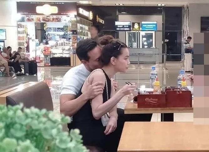 Trước đó, tại sân bay, cặp đôi cũng khiến dân tình ngượng đỏ mặt vì có hành động thân mật. Ảnh internet Trước đó, tại sân bay, cặp đôi cũng khiến dân tình ngượng đỏ mặt vì có hành động thân mật. Ảnh internet