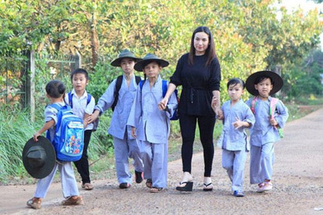 Phi Nhung chưa từng phân biệt con nuôi và con đẻ, luôn yêu thương hết lòng. Ảnh internet Phi Nhung chưa từng phân biệt con nuôi và con đẻ, luôn yêu thương hết lòng. Ảnh internet