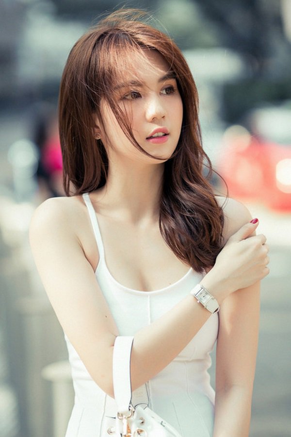 Ngọc Trinh bị trợ lý tung khoảnh khắc quay lén, nhan sắc gây chú ý - Ảnh 1 Ngọc Trinh bị trợ lý tung khoảnh khắc quay lén, nhan sắc gây chú ý - Ảnh 1