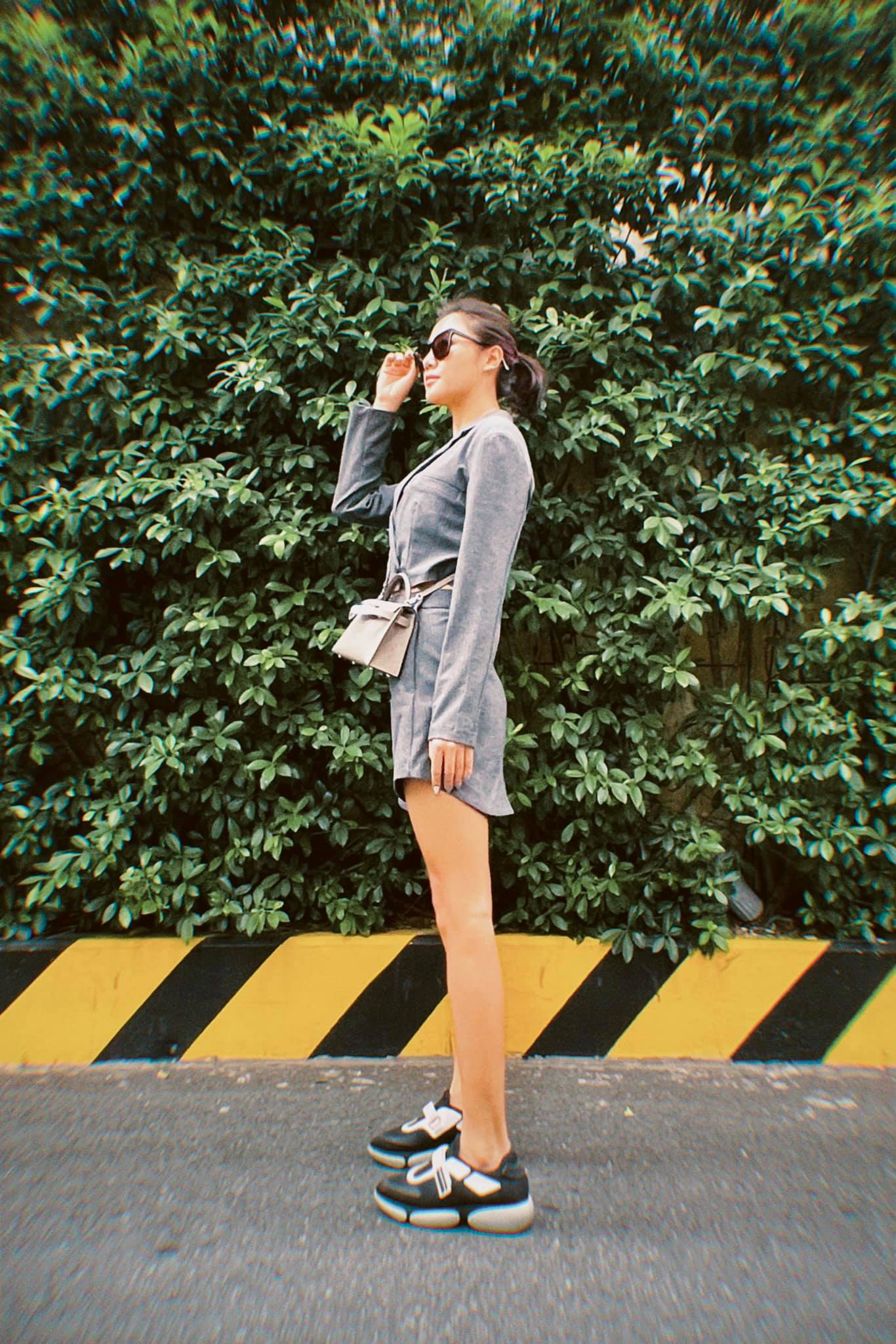 Văn Mai Hương bị CĐM mạng phát hiện lạm dụng photoshop quá đà khiến đôi chân như chân giả. Ảnh FBNV