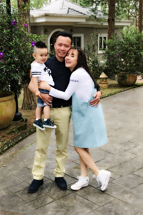 Gia đình hạnh phúc của Vy Oanh. Ảnh internet Gia đình hạnh phúc của Vy Oanh. Ảnh internet