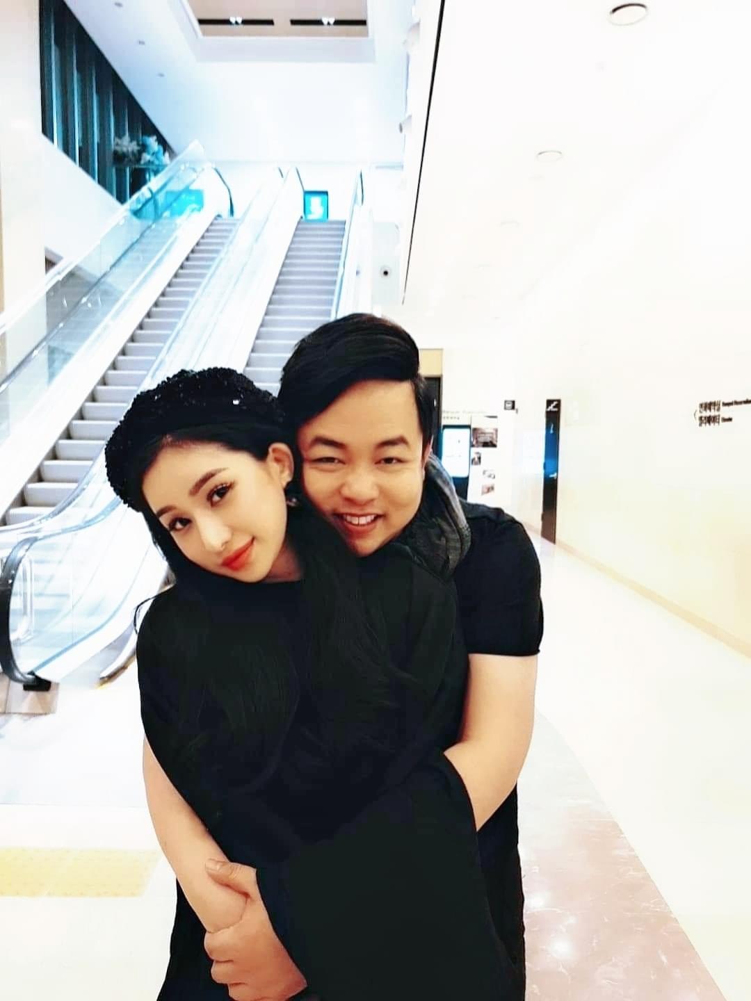 Quang Lê dính tin đồn hẹn hò với Ivy Lê khi liên tục thể hiện hành động thân mật bên nhau. Ảnh internet Quang Lê dính tin đồn hẹn hò với Ivy Lê khi liên tục thể hiện hành động thân mật bên nhau. Ảnh internet