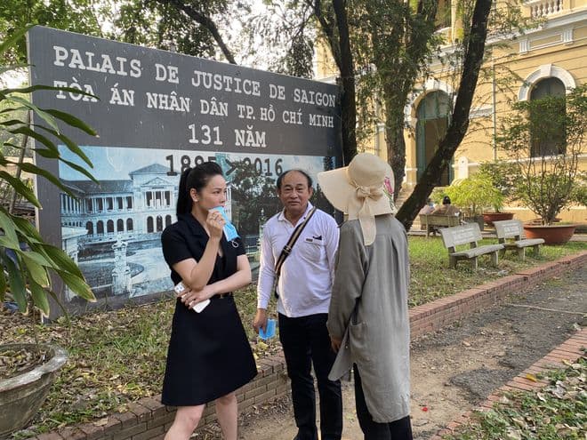 Nhật Kim Anh bức xúc khi bị hoãn phiên tòa. Ảnh FBNV Nhật Kim Anh bức xúc khi bị hoãn phiên tòa. Ảnh FBNV