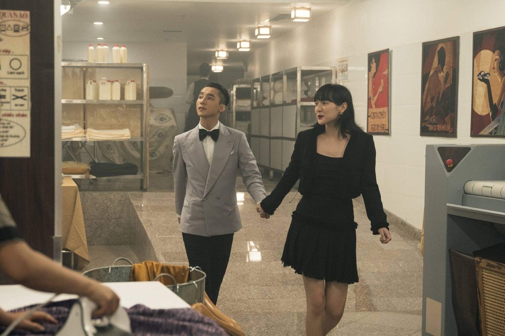 Sơn Tùng đứng sau nâng đỡ gà cưng Hải Tú nổi tiếng. Ảnh internet