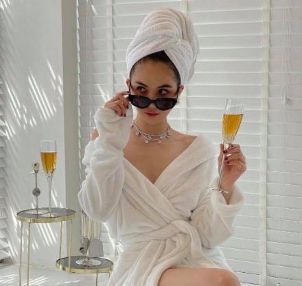 Ngọc Trinh bung lụa 'nổi loạn' trong biệt thự, con dâu của tình cũ Hoàng Kiều cũng không kém cạnh - Ảnh 3 Ngọc Trinh bung lụa 'nổi loạn' trong biệt thự, con dâu của tình cũ Hoàng Kiều cũng không kém cạnh - Ảnh 3