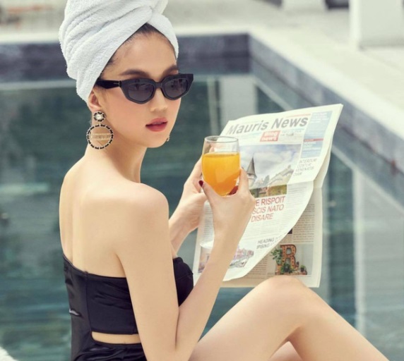 Trong khi đó, Ngọc Trinh lại nổi loạn trong chính căn biệt thự của mình với phong cách thiếu vải, thậm chí là có những khoảnh khắc không cần phụ kiện che chắn. Ảnh internet Trong khi đó, Ngọc Trinh lại nổi loạn trong chính căn biệt thự của mình với phong cách thiếu vải, thậm chí là có những khoảnh khắc không cần phụ kiện che chắn. Ảnh internet
