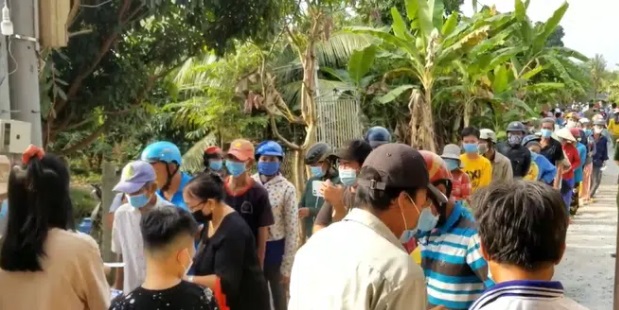 Bố mẹ cố ca sĩ Vân Quang Long tổ chức phát quà cho bà con có hoàn cảnh khó khăn. Ảnh internet Bố mẹ cố ca sĩ Vân Quang Long tổ chức phát quà cho bà con có hoàn cảnh khó khăn. Ảnh internet