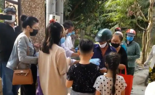 Người dân ùn ùn kéo đến nơi an nghỉ của Vân Quang Long: Lý do đặc biệt Người dân ùn ùn kéo đến nơi an nghỉ của Vân Quang Long: Lý do đặc biệt